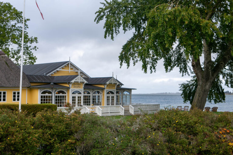 En middag for to på Ballebro Færgekro er med på Mens Cuts Knæk Cancer-auktion