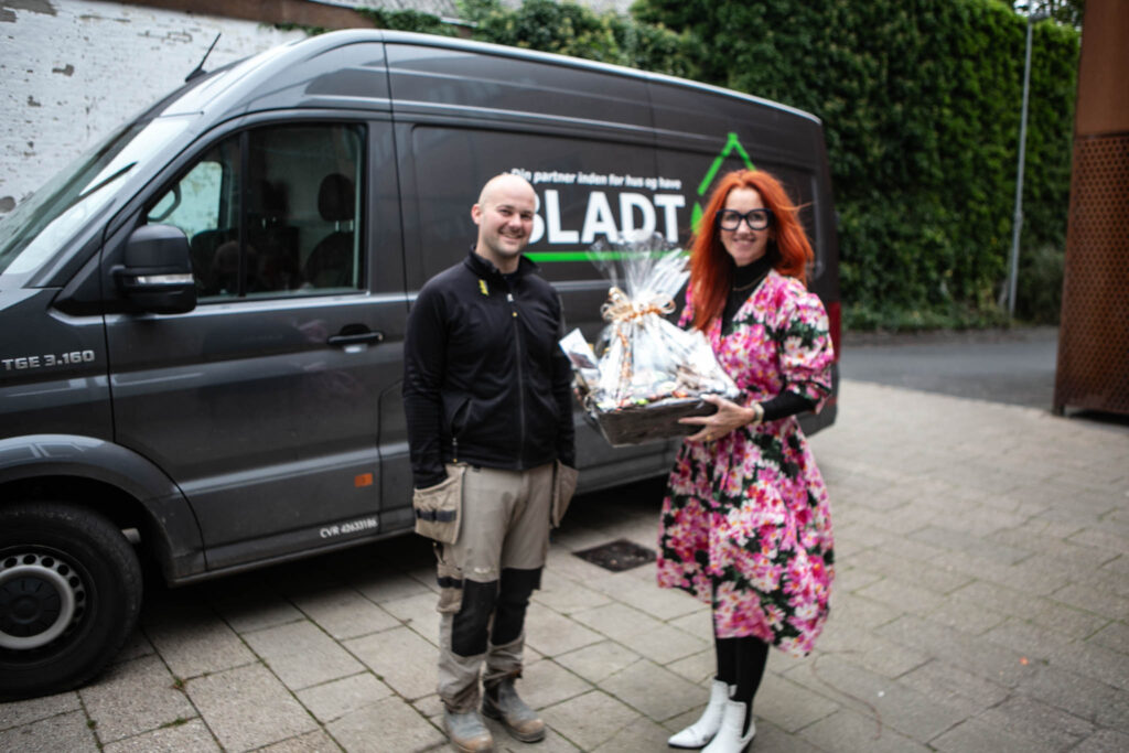 Bladt Byg & Service kom med gavekurv til Knæk Cancer-auktionen