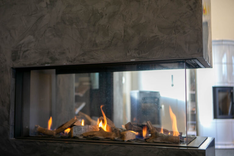 Kent Petersen har solgt pejse og brændeovne i 20 år