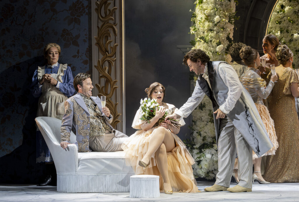 Kærlighed på de høje nagler – Den jyske Opera inviterer indenfor til La Traviata