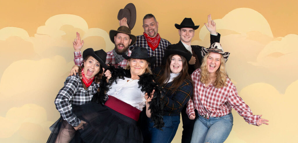 Når modet møder latteren – Als Revyen skyder fra hoften