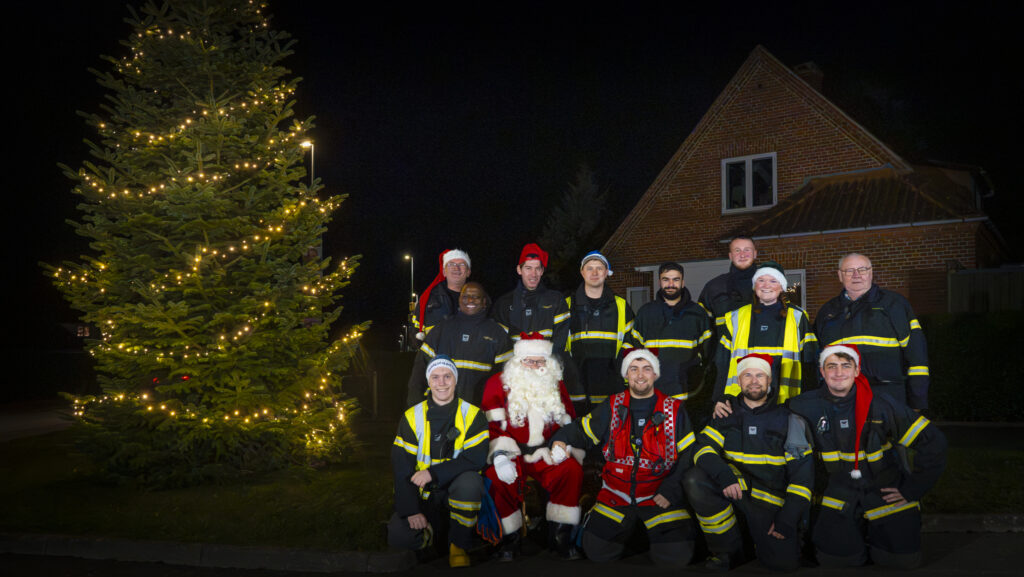 Brandfolkene kom med blå blink og Julemanden