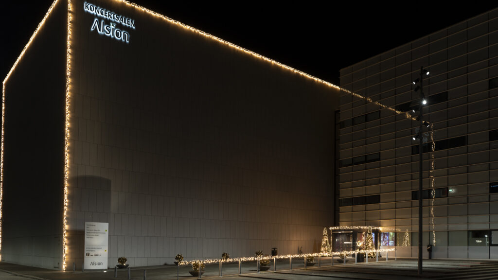 Koncertsalen Alsion trækker i nye lysklæder