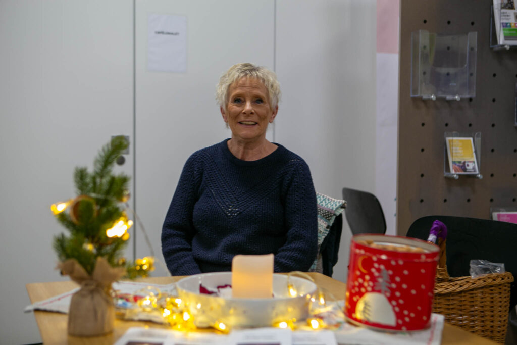 Frivillige vågere fra tænder lys i mørket