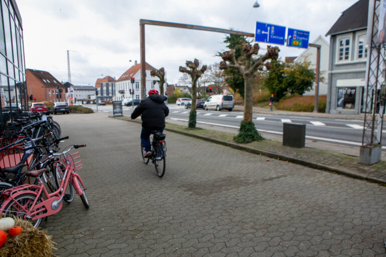 Ældre fik kørt nogle prøveture på Fri BikeShops elcykler