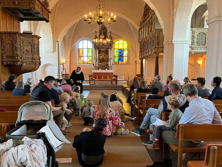 Den 24. december er der julegudstjeneste i børnehøjde