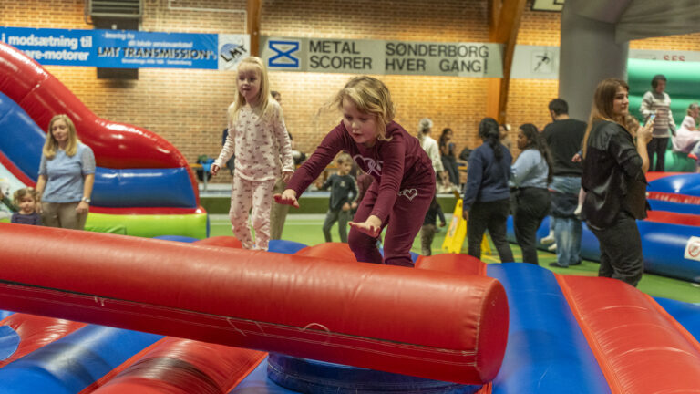 Børnene slog sig løs i legelandet i SFS-hallen