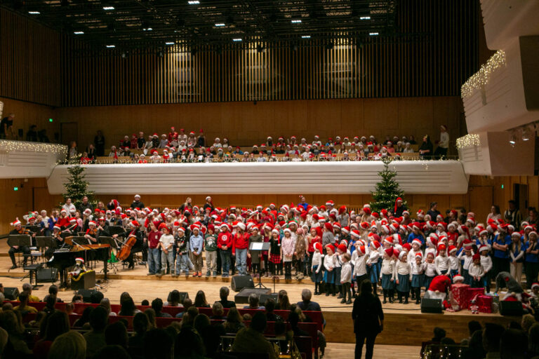 Børnene sang med Sigurd Barret