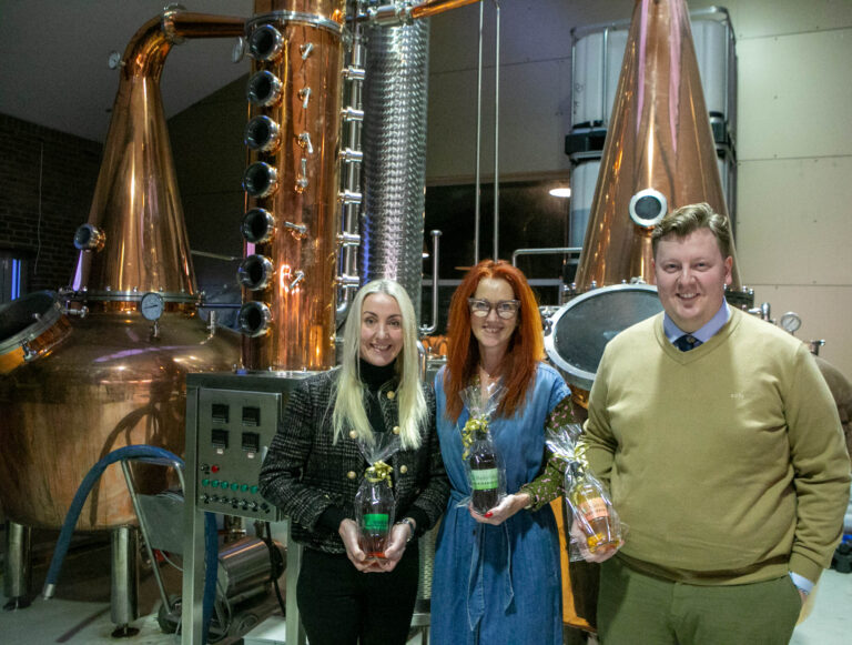 120 flasker gin og rom fra Lena Krag Schmidts Knæk Cancer-auktion er leveret