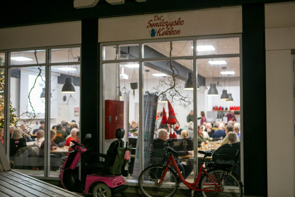 Stjernedrys kiggede indenfor i SINDs Folkekøkken