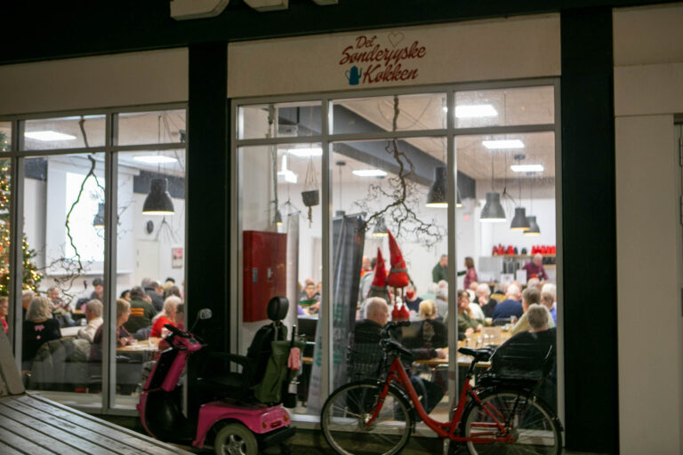 Stjernedrys kiggede indenfor i SINDs Folkekøkken