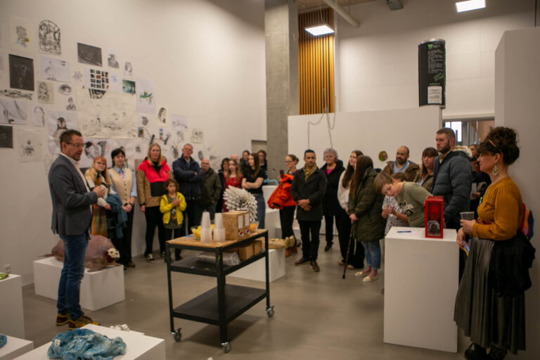 Overraskende mange til de unges kunst-fernisering