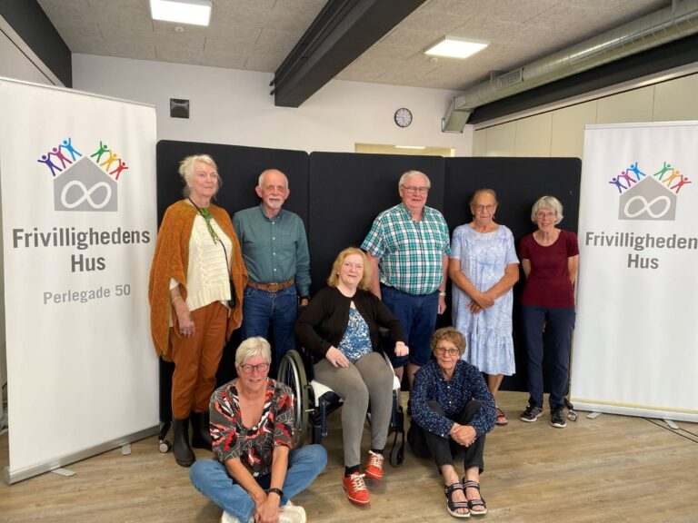 Bestyrelsen i Frivillighedens Hus spreder julestemning på Guderup Plejecenter