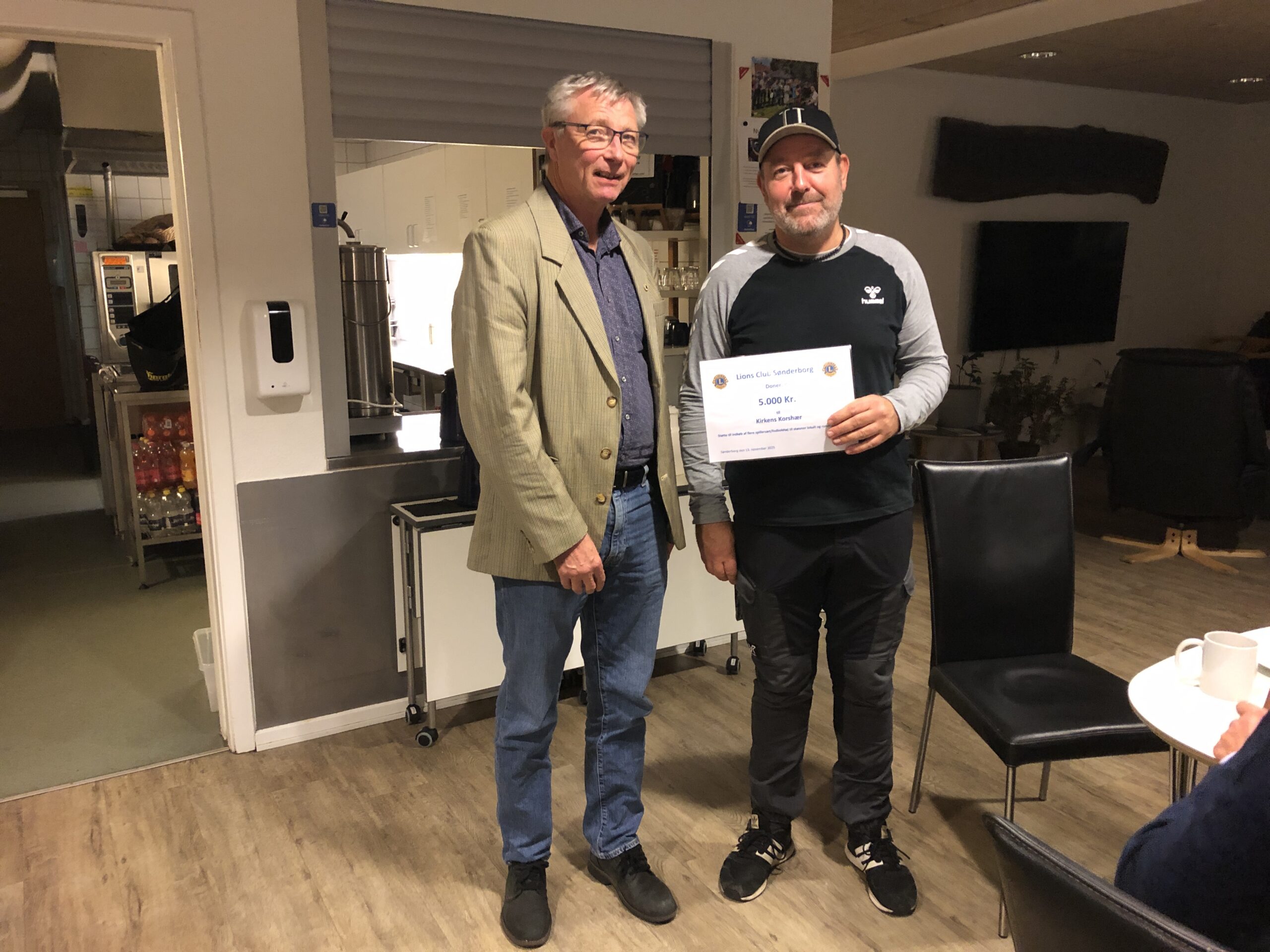 Lions donerer 5.000 kroner til spillersæt til Kirkens Korshærs brugere 