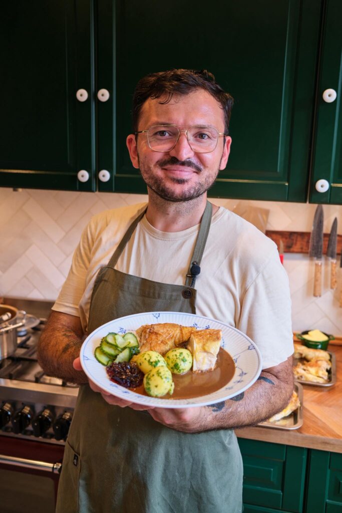Sergenten får besøg af kokken Umut Sakarya