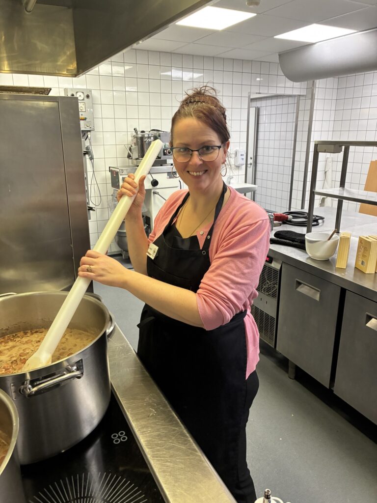 Folkekøkkenet i Nordborg mødes i kirken – og følges ad til fællesspisning