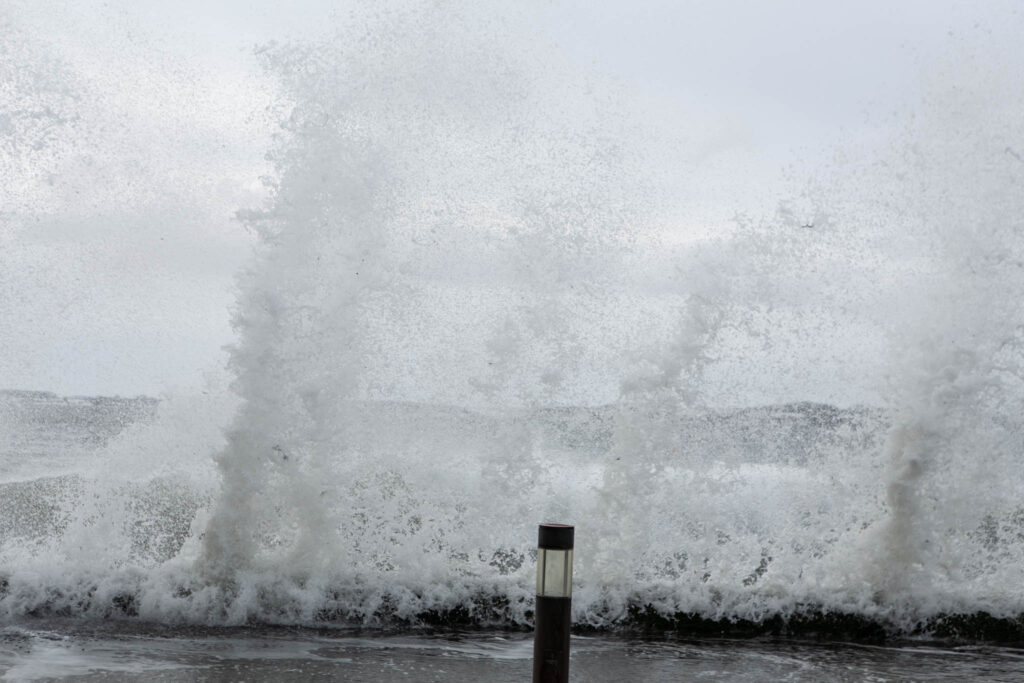 Blæsten og bølger lukker Vikingeklubben og aflyser færgeture