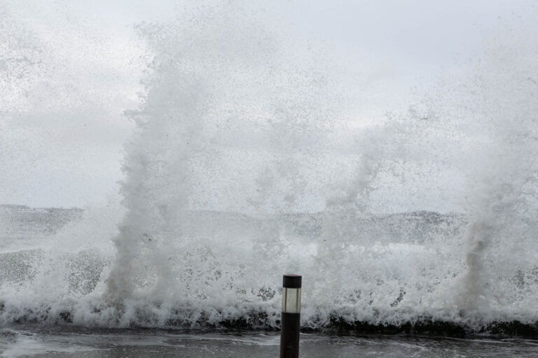 Blæsten og bølger lukker Vikingeklubben og aflyser færgeture