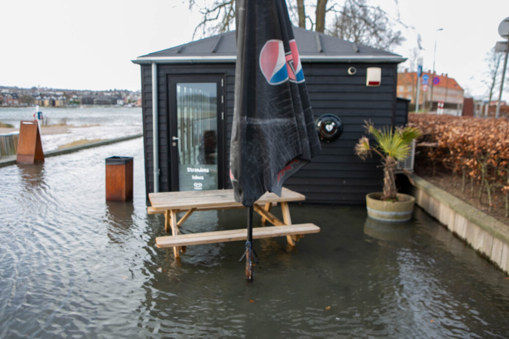 Strandens Ishus står igen i vand