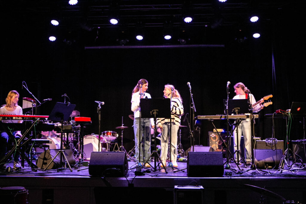 Børn og unge fra musikskolerne spillede for en fyldt sal