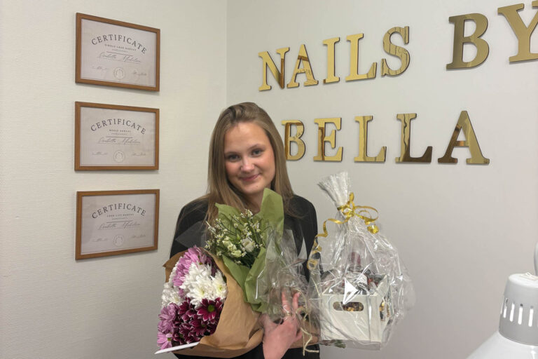 17-årig pige åbner egen neglesalon
