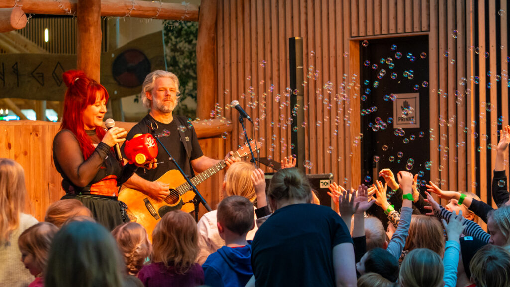 Katrine Bille fik begejstret alle børnene