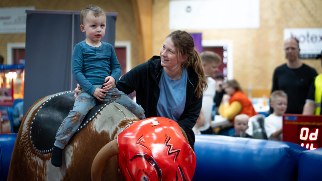 Børnene havde det sjovt i hoppeborge og på rutschebanerne