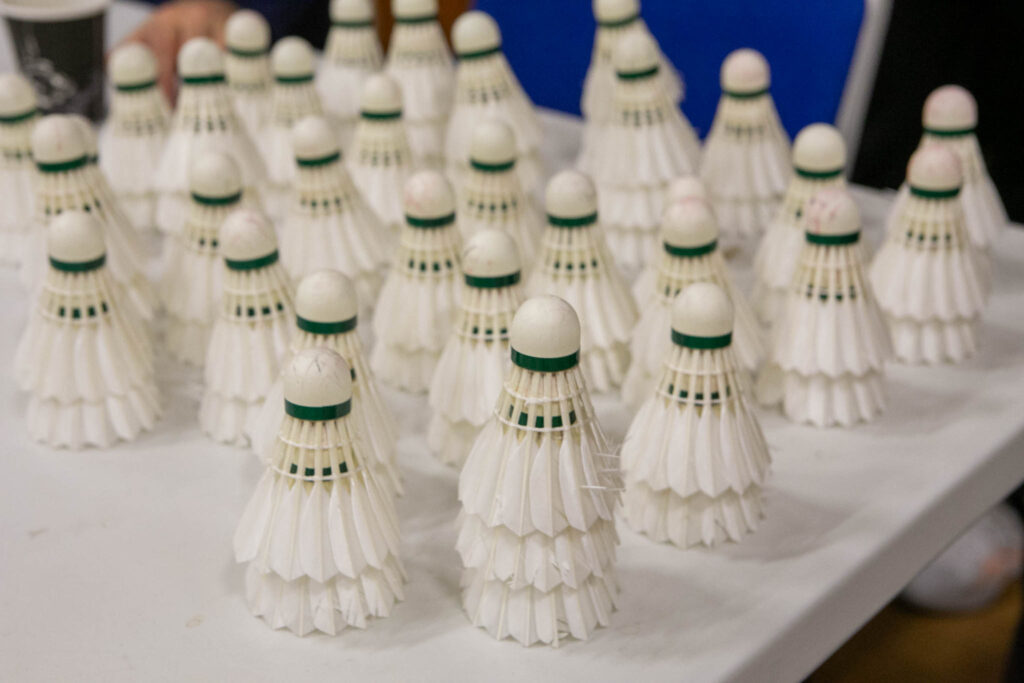 Ombold: Flere end 50 svingede ketcherne