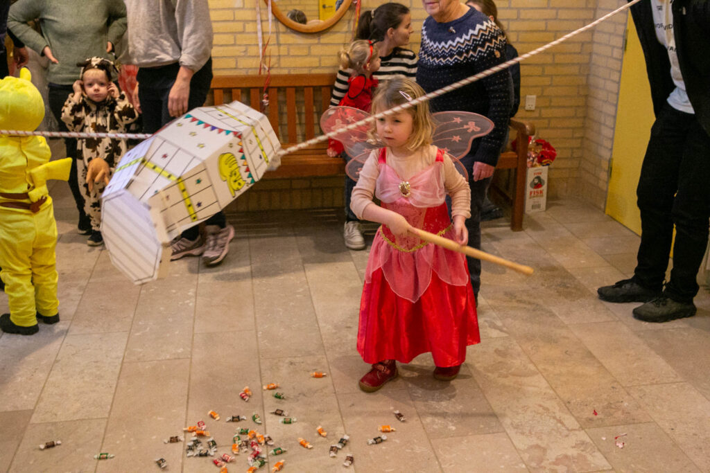 60 børn slog løs på tønderne