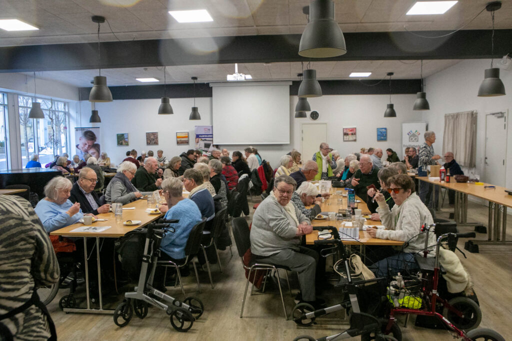 Godt 100 kom og spiste biksemad