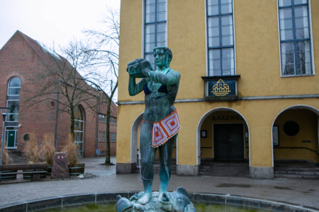 Alspigen og andre statuer af nøgne kvinder er klædt i strik