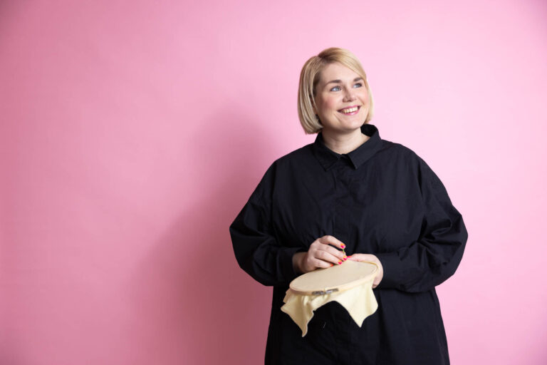 Biblioteket: Rikke Mia Skovdal fortæller at lidt broderi kan gi’ velvære