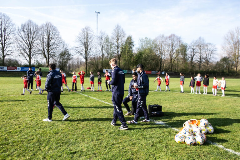 Drenge og piger kan være med i sommerens fodboldoplevelse