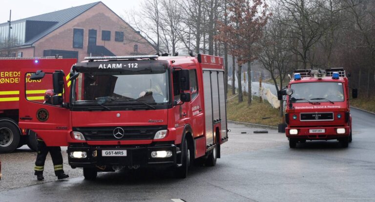Med blå blink til Kasernen