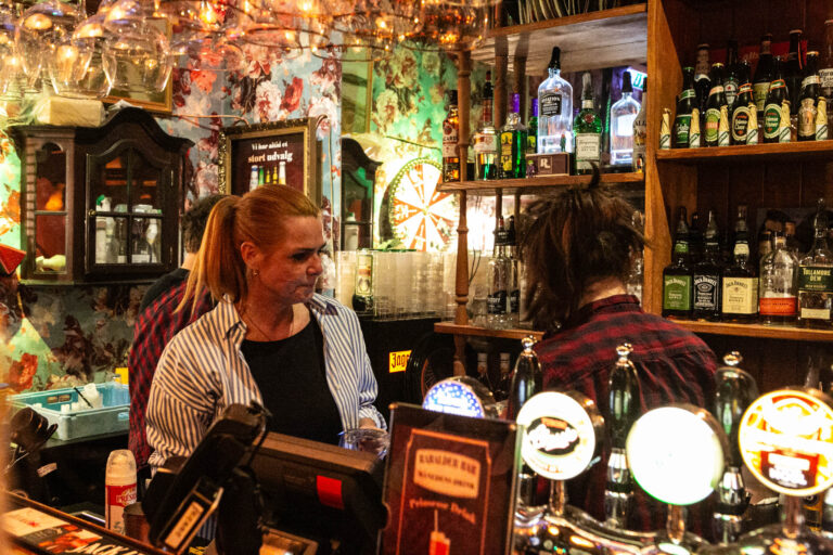 Inger Støjberg tog tjansen bag baren