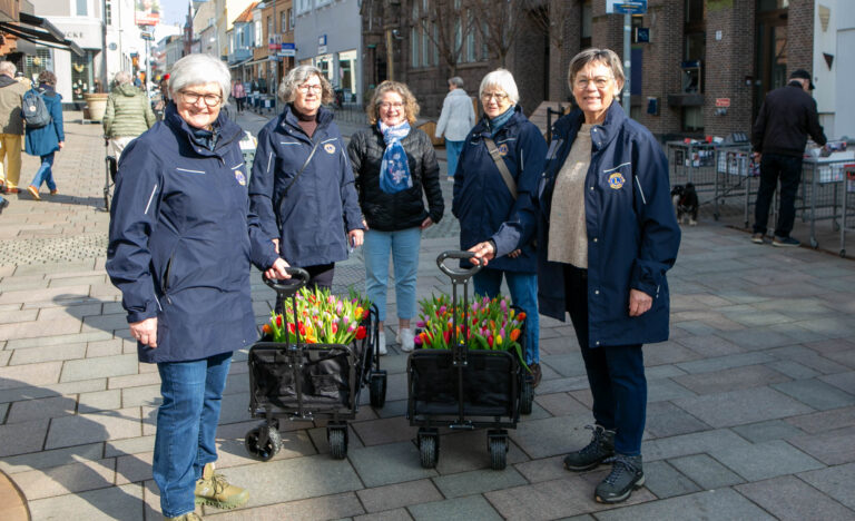 Lions-kvinderne er på vej rundt med forårsbuketter