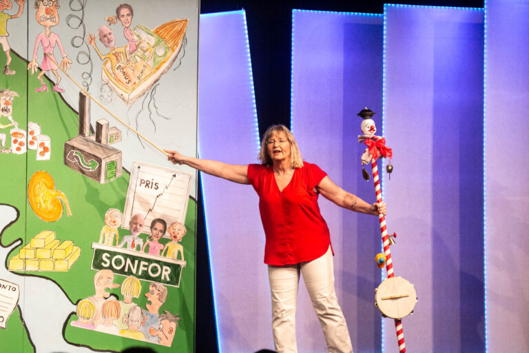 Helt forrygende revyhold gav den et skud fra hoften