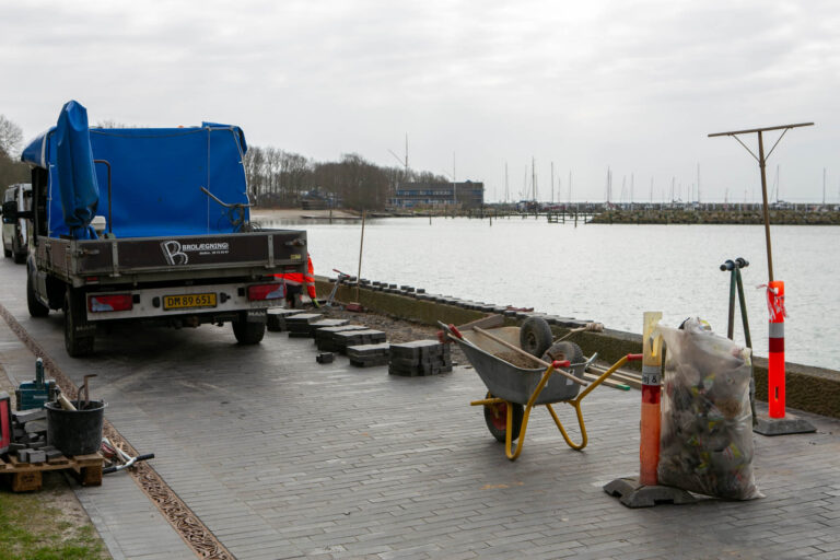 Nu bliver klinkerne på Strandpromenaden igen lagt på plads