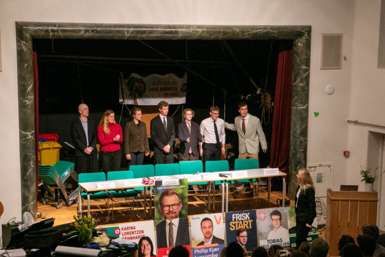 Sjov og saglig ‘partilederdebat’ på idrætshøjskolen