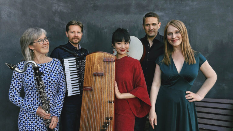 Folkemusikgruppen Phønix og SangKa på biblioteket