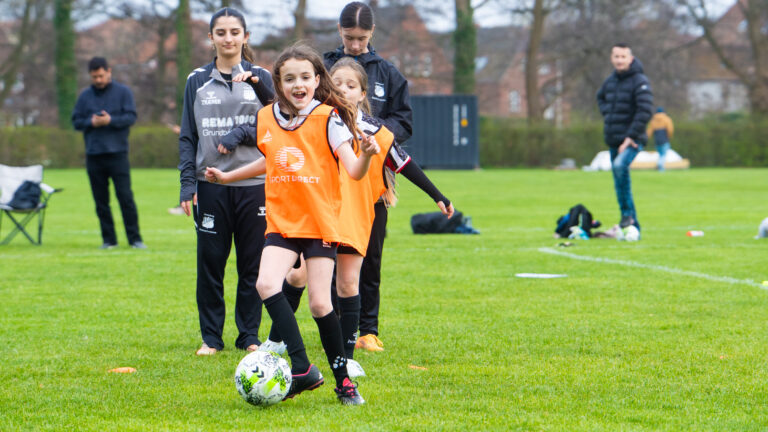 Fodboldklubben blandede børnene på tværs af både køn og alder