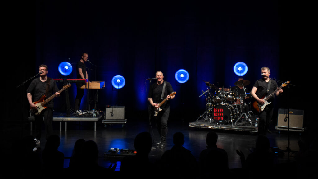 Rockede rytmer og fællessang – Bryan Adams Tribute på Teateret