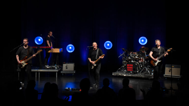 Rockede rytmer og fællessang – Bryan Adams Tribute på Teateret