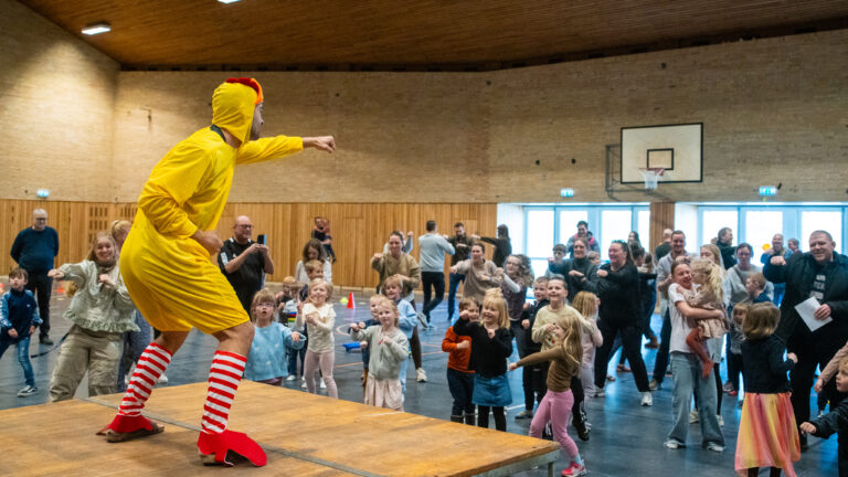 Børn havde en festlig påskejagt på idrætshøjskolen