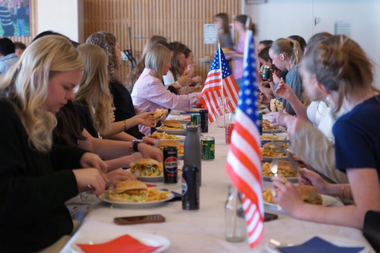 Gymnasiesamarbejde om en status på demokratiet i USA
