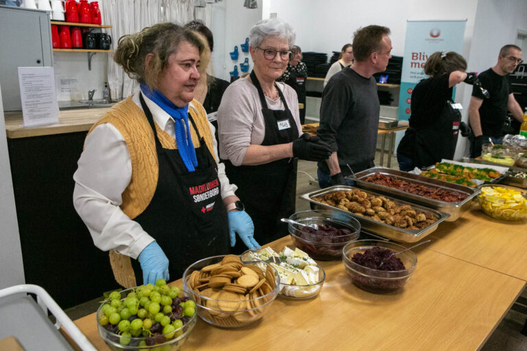 Godt 100 var med til SIND Folkekøkkens påskefrokost