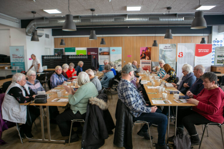 Hyggesnakke omkring bordene i Frivillighedens Hus
