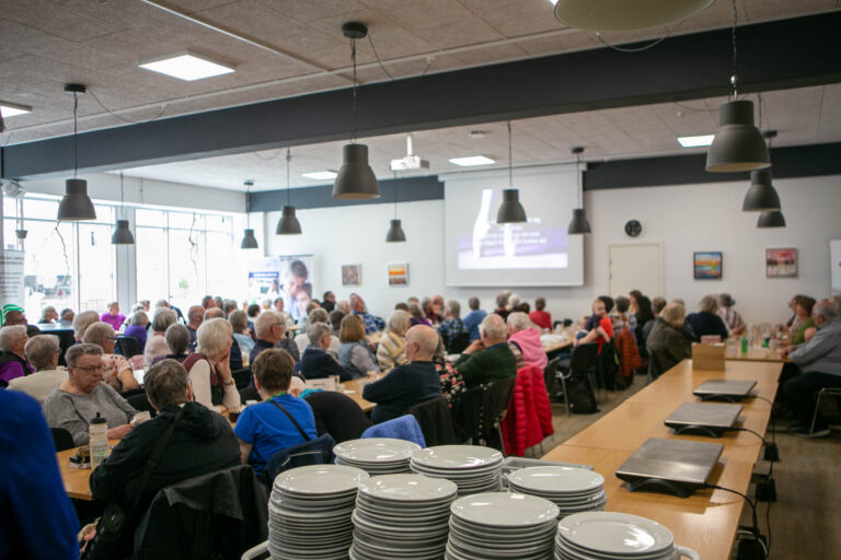 Lions-kvinder på besøg i folkekøkkenet