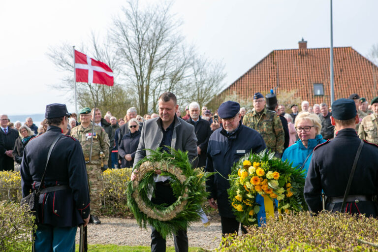 Kranse ved Krigergravene – de faldne bliver aldrig glemt