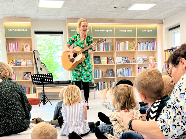 Sommer med sang, smil og musik på bibliotekerne